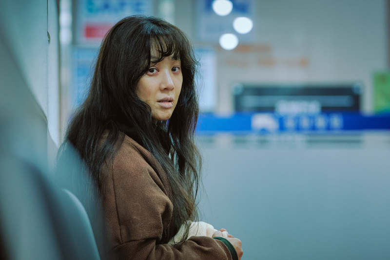 【公開前レビュー】『白い車に乗った女』（Lv.2）“白”が隠すのは無垢か、罪か――『白い車に乗った女』が暴く沈黙と連帯の真実」