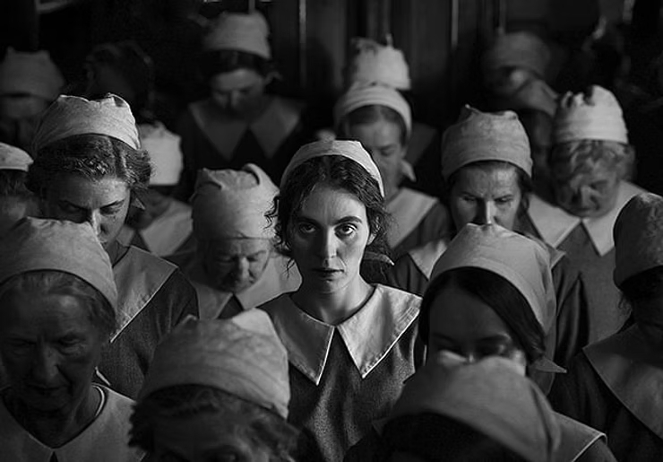 【映画レビュー】『ガール・ウィズ・ニードル』モノクロ映像で巧みに描いた、過酷な世界に存在する深層心理の「闇」【旧サーバ記事】